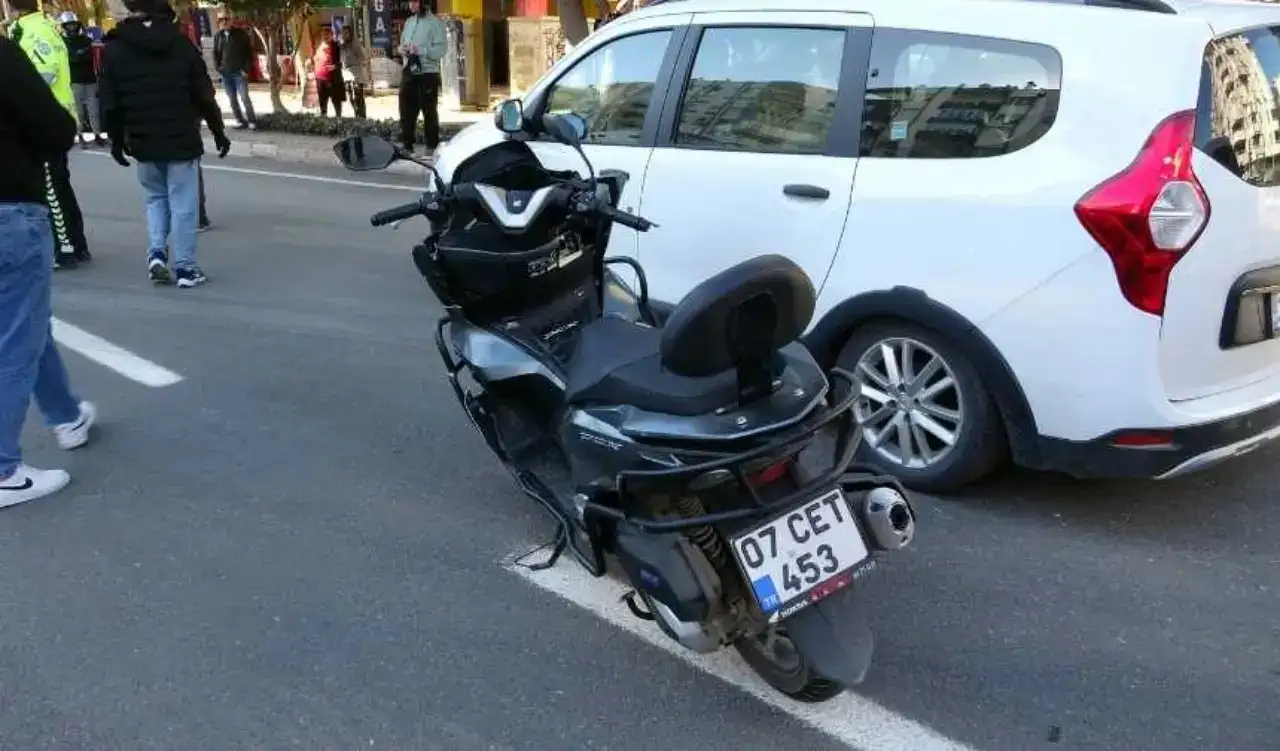 Muratpaşa’da Motosikletler Birbirine Girdi! 1’i Ağır 2 Yaralı 4